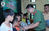 Tuổi trẻ Công an Thủ đô chung tay cùng người dân vùng lũ